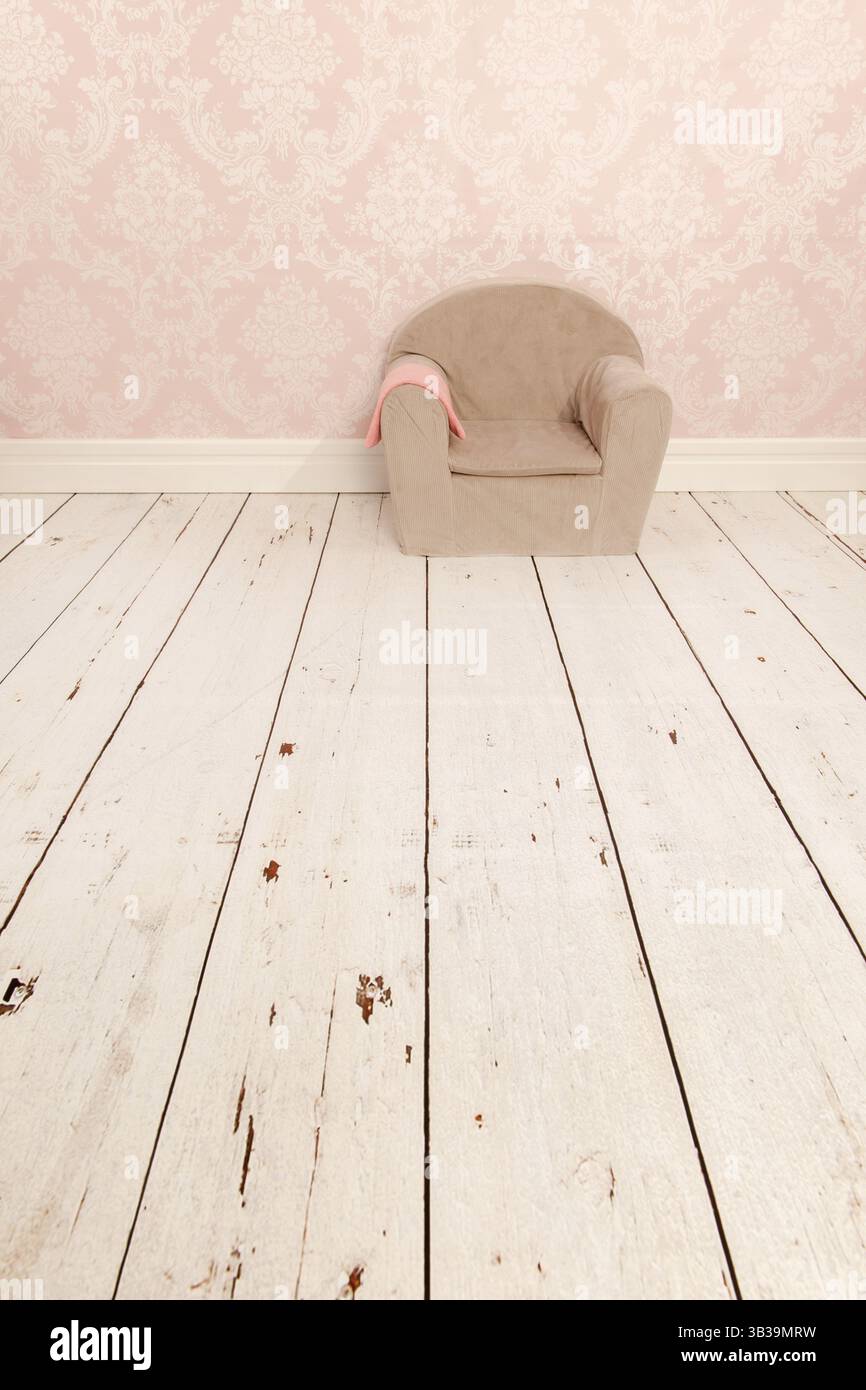 Vintage Sessel im Innenraum mit alten Tapeten Stockfoto