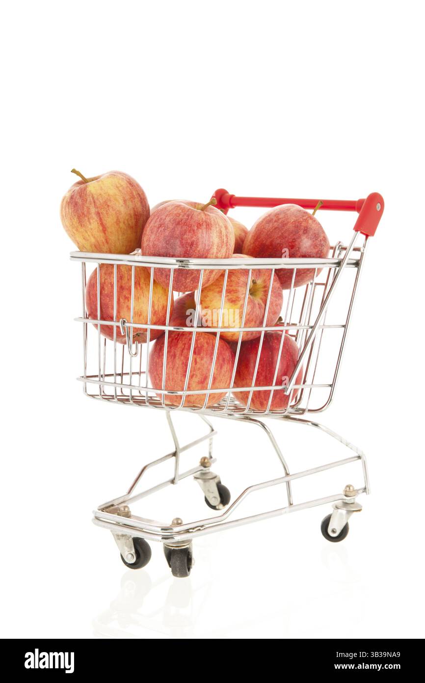 Rote Äpfel im Warenkorb auf weißem Hintergrund Stockfoto