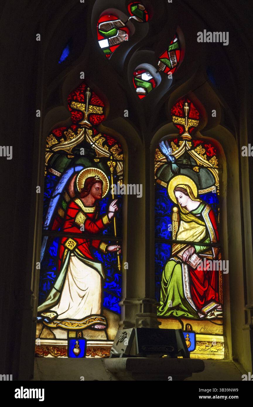 Glasfenster von Wallfahrtskirche Notre Dame in Französisch Rocamadour Stockfoto
