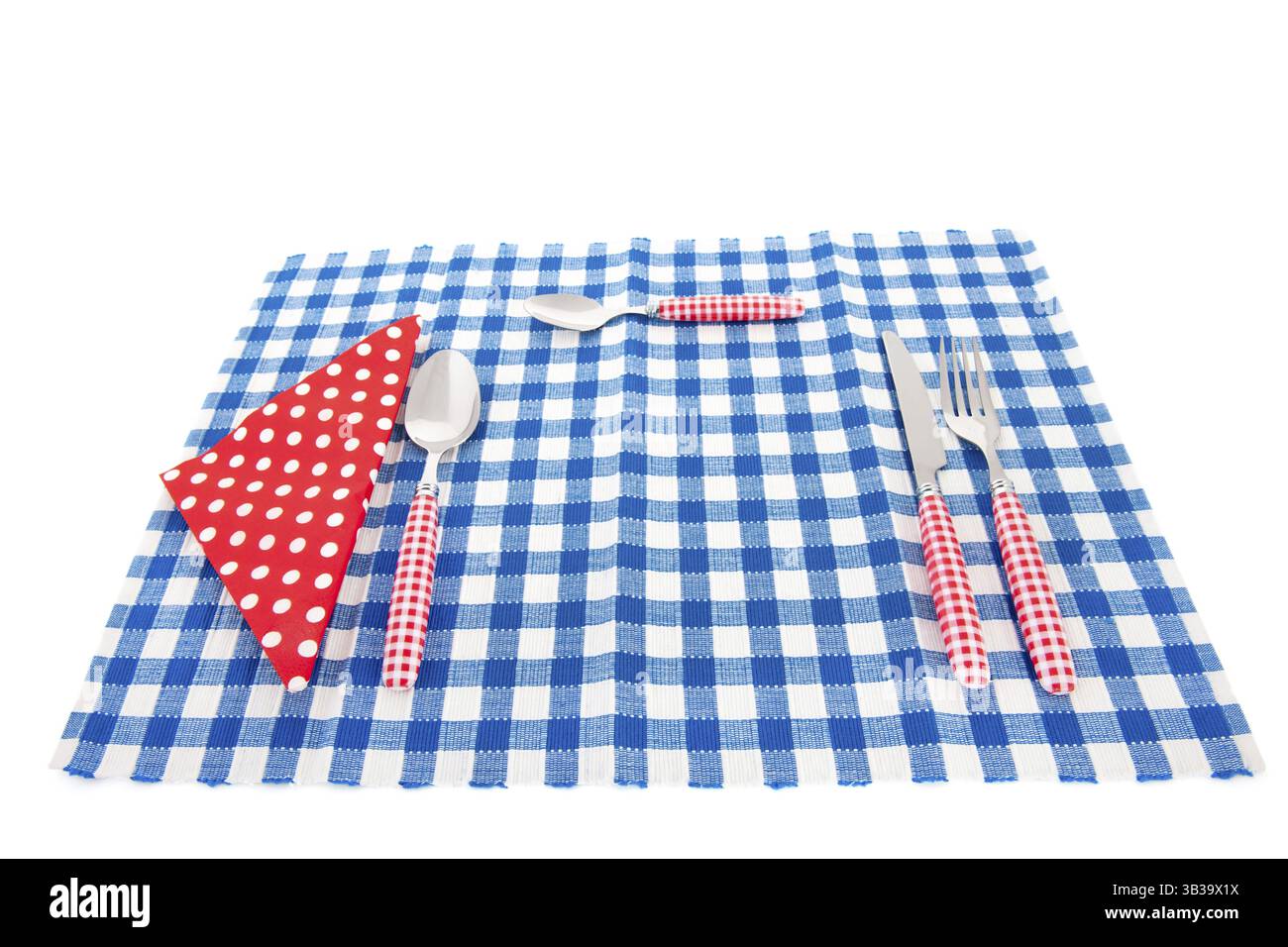 Besteck in Rot und Tischtuch in Blau Stockfoto