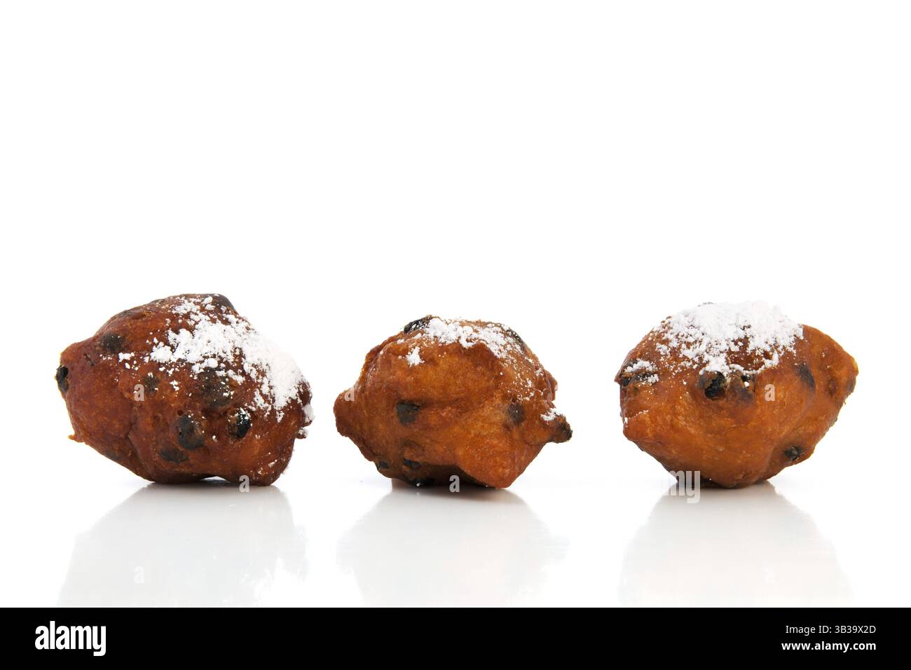 Niederländische traditionelle Oliebollen isoliert auf weißem Hintergrund Stockfoto