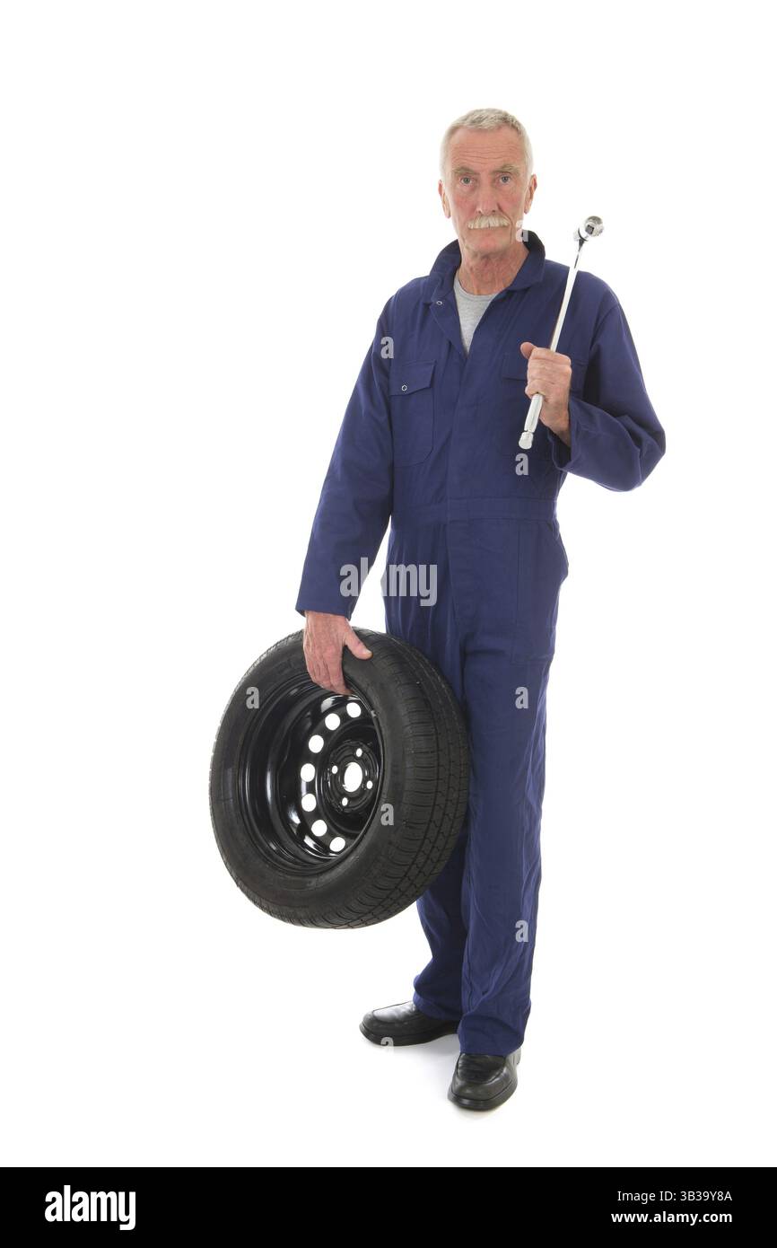 Mechanische Reparatur ein Rad mit Schraubenschlüssel isoliert auf weißem Hintergrund Stockfoto