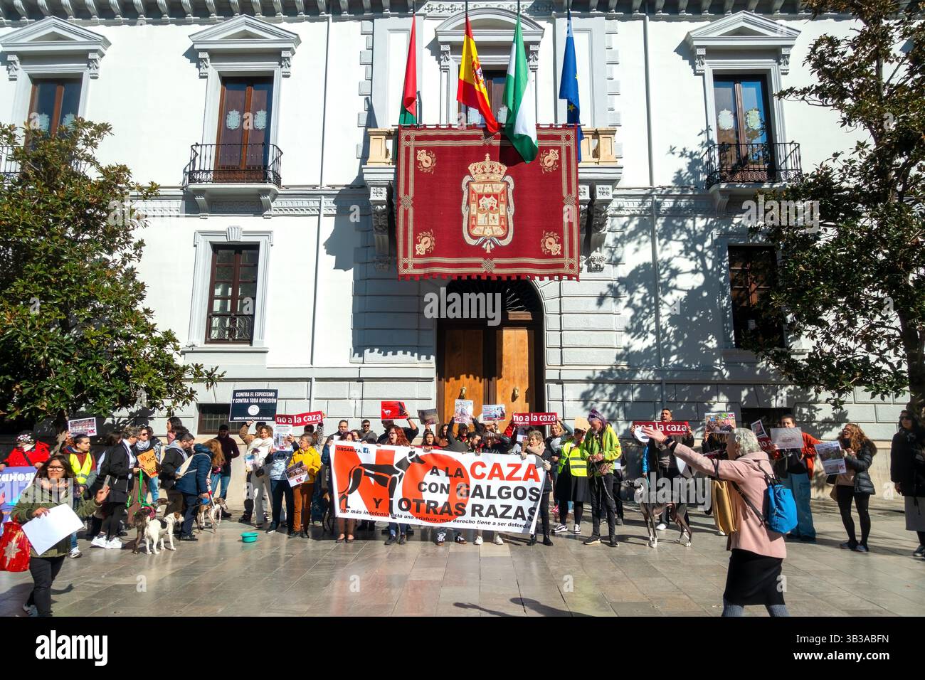 Vielfältige Gruppe von spanischen Einwohnern, lokale Granada-Menge demokratische Proteste gegen Hundefäkation in öffentlichen Plätzen und Stadtparks Stockfoto