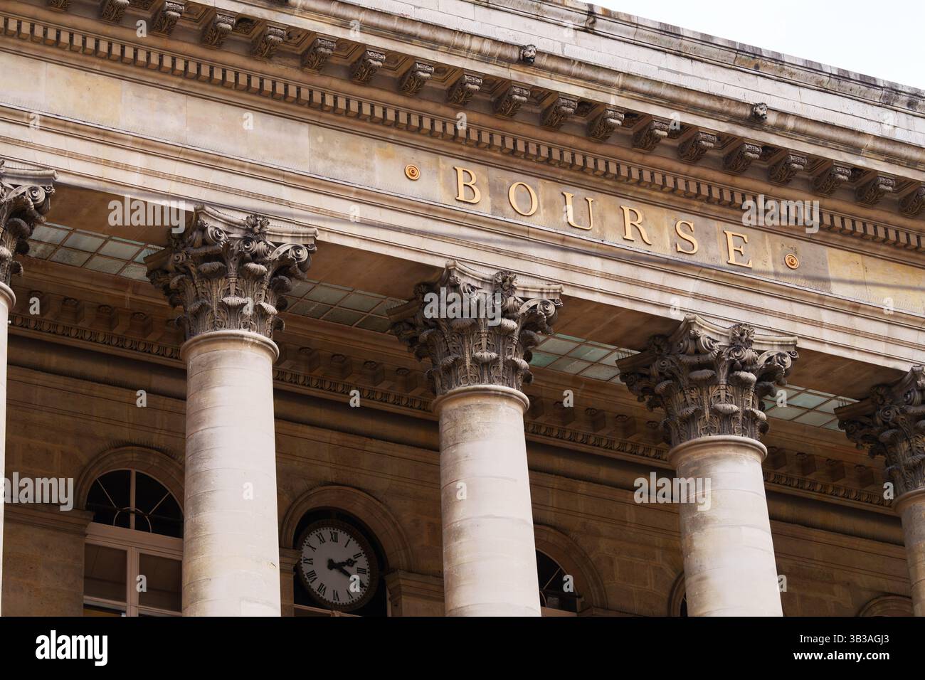 Paris, Italien - 25.01.2024: Historische pariser Architektur des Palais Brongniart: Klassische Säulen und zeitloses Design Stockfoto