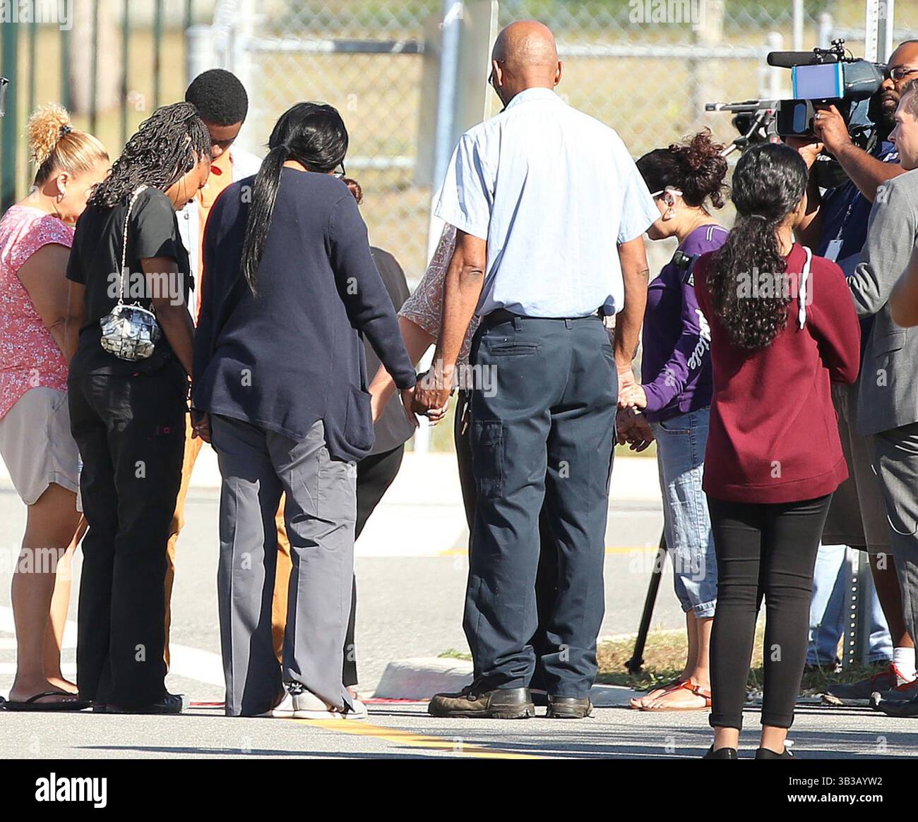 14. November 2017 - Minneola, FL, USA - Eltern von Schülern der Lake Minneola High School beten vor der Schule, nachdem ein Schüler erschossen wurde und sich vor der Schule getötet hat Dienstag, 14. November 2017 in Minneola, Florida (Kreditbild: © Stephen M. Dowell/TNS via ZUMA Wire) Stockfoto