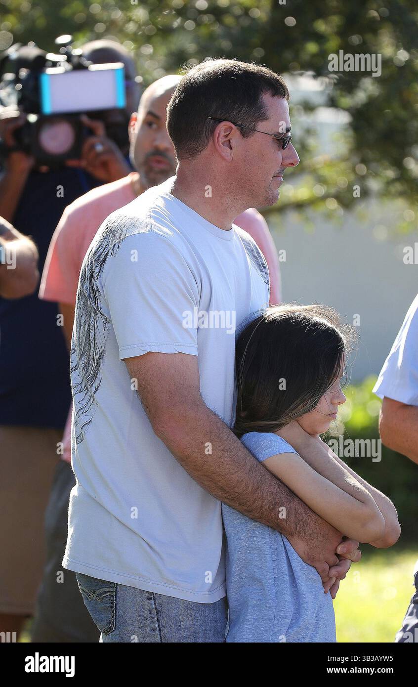 14. November 2017 - Minneola, FL, USA - Familie und Freunde von Schülern versammeln sich vor der Lake Minneola High School nach einem Schuss eines Schülers und töteten sich vor der Schule Dienstag, 14. November 2017 in Minneola, Florida (Kreditbild: © Stephen M. Dowell/TNS via ZUMA Wire) Stockfoto