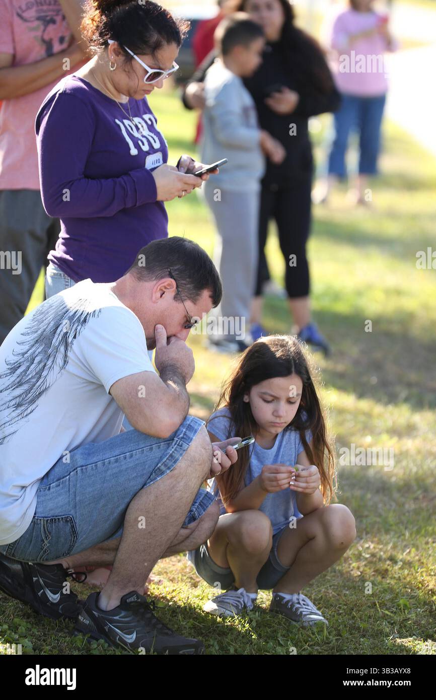 14. November 2017 - Minneola, FL, USA - Familie und Freunde von Schülern versammeln sich vor der Lake Minneola High School nach einem Schuss eines Schülers und töteten sich vor der Schule Dienstag, 14. November 2017 in Minneola, Florida (Kreditbild: © Stephen M. Dowell/TNS via ZUMA Wire) Stockfoto