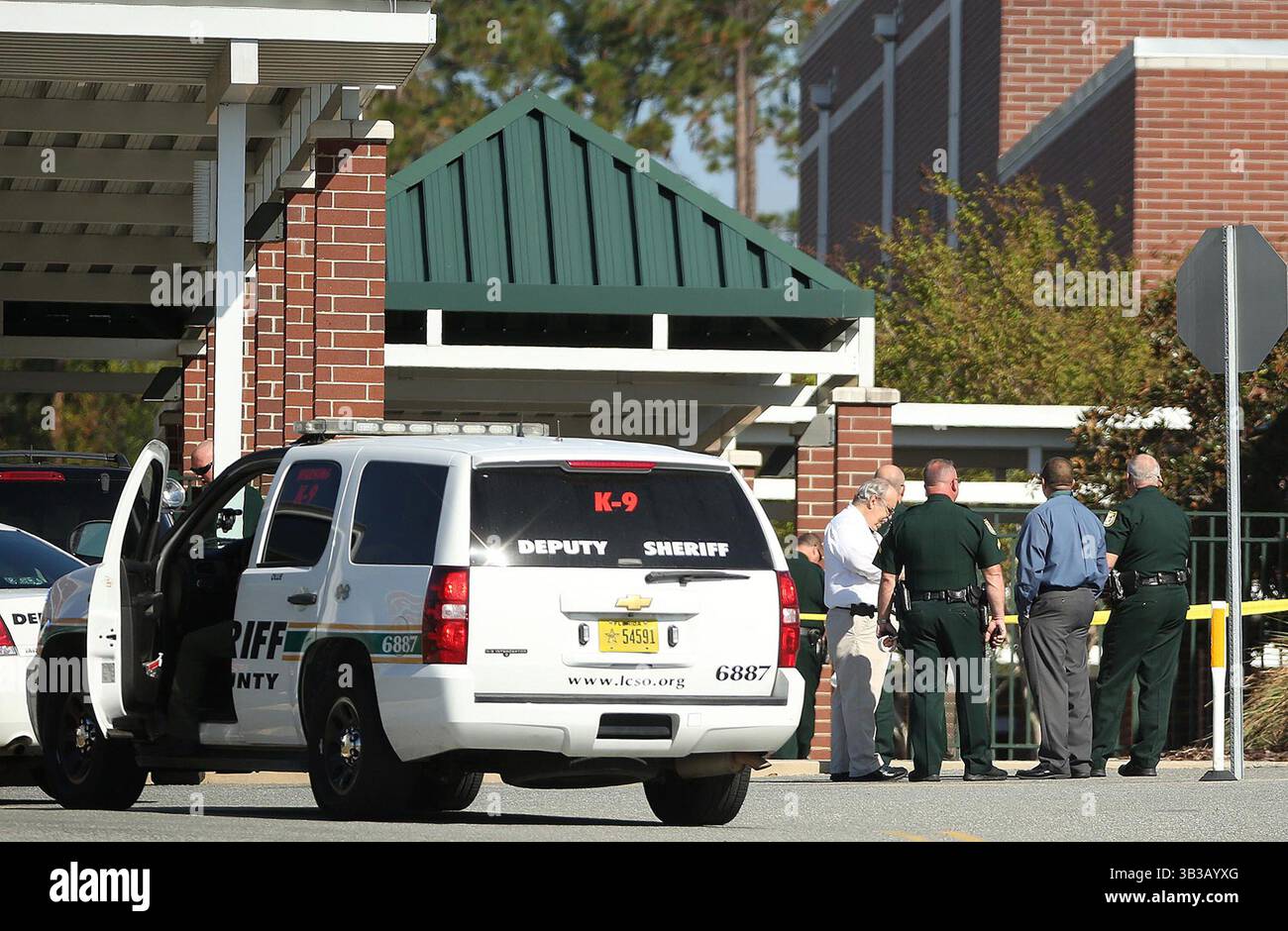 14. November 2017 - Minneola, FL, USA - Strafverfolgungsbeamte untersuchen den Tatort, an dem ein Schüler der Lake Minneola High School sich am Dienstag, 14. November 2017 in Minneola, Florida, erschoss und sich umbrachte (Kreditbild: © Stephen M. Dowell/TNS via ZUMA Wire) Stockfoto