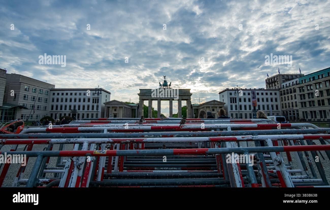 Gestapelte Schranken vor dem Brandenburger Tor im Zentrum Berlins, die Sicherheitsmaßnahmen oder Vorbereitungen für öffentliche Veranstaltungen anzeigen. Stockfoto