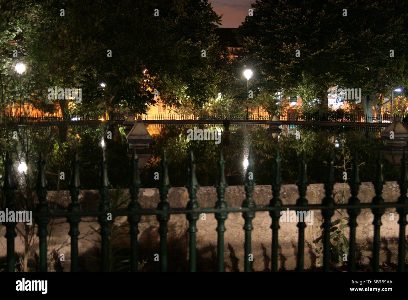 Alte Gebäude von Lissabon und eine enge Kopfsteinpflasterstraße Stockfoto Alte Gebäude von Lissabon und eine enge Kopfsteinpflasterstraße Stockfoto