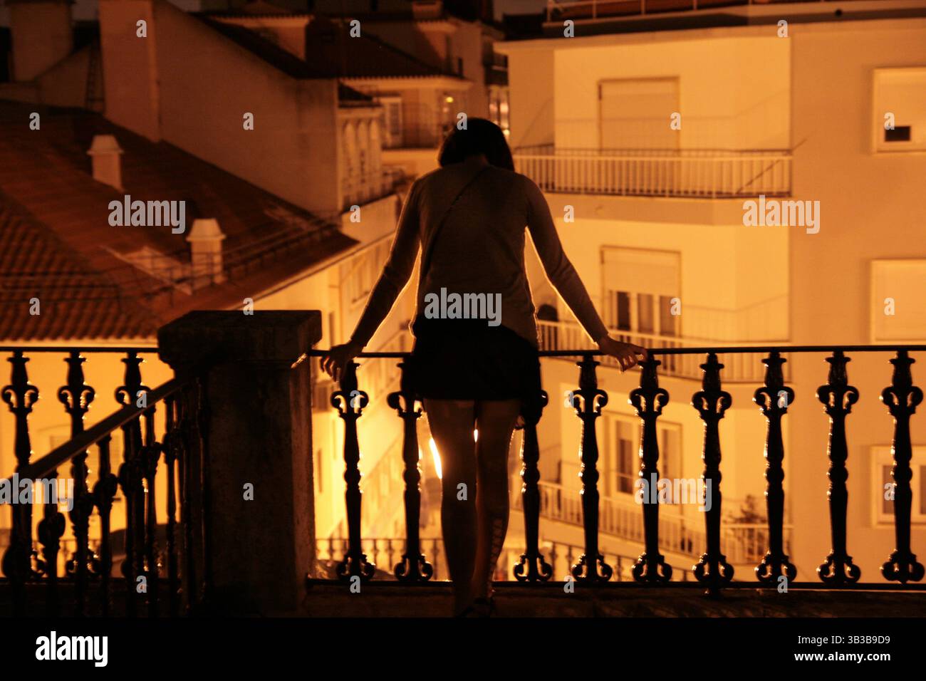 Häuser in Lissabon auf einem Hügel in lebhaften Tönen Stockfoto Häuser in Lissabon auf einem Hügel in lebhaften Tönen Stockfoto