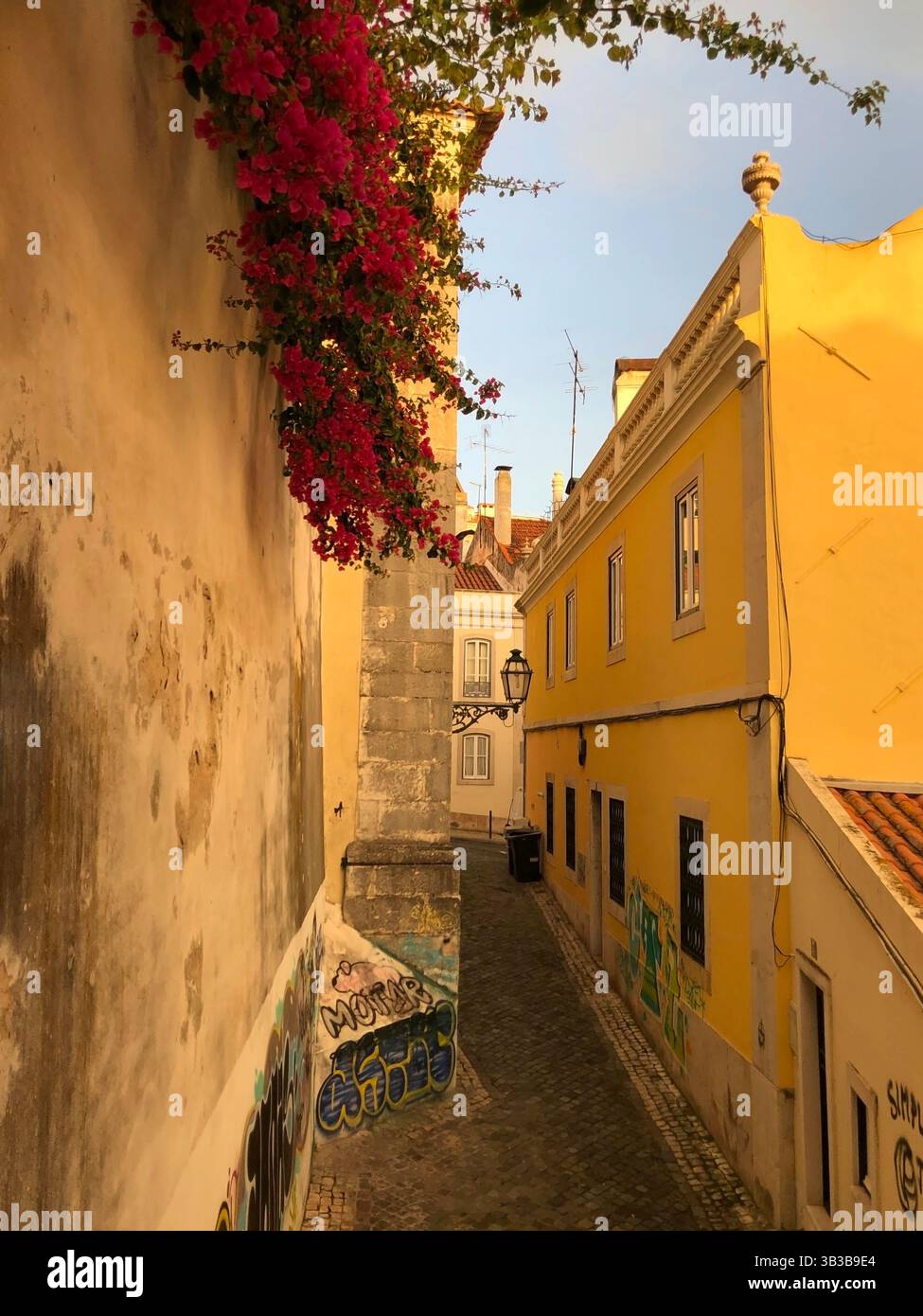 Blick über Lissabon mit Schichten bemalter Häuser Stockfoto Blick über Lissabon mit Schichten bemalter Häuser Stockfoto