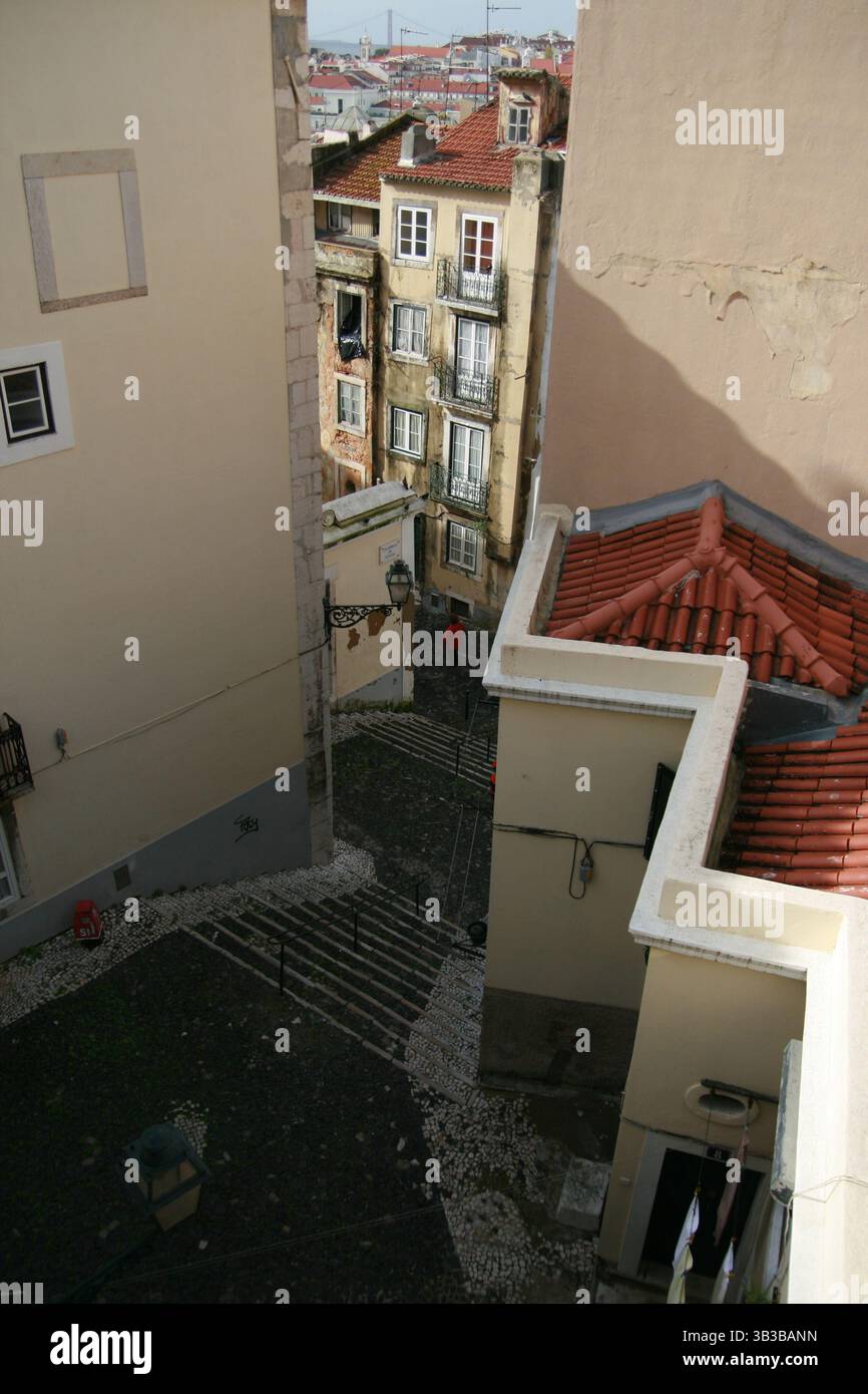Portugiesische Altstadthäuser im Blick auf Lissabon Stockfoto Portugiesische Altstadthäuser im Blick auf Lissabon Stockfoto