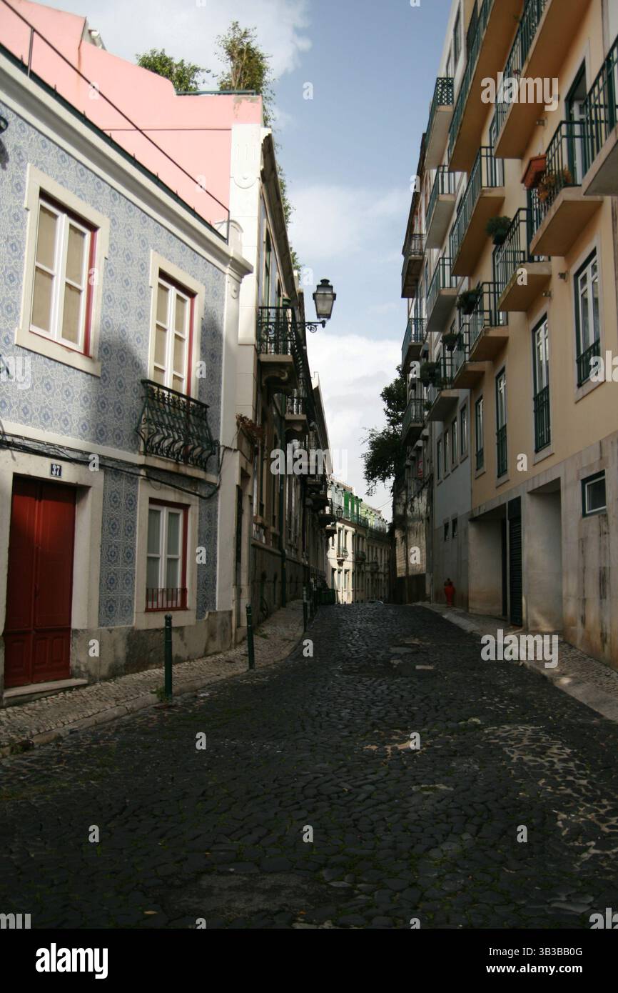 Lissabon malte Häuser unter warmem Nachmittagslicht Stockfoto Lissabon malte Häuser unter warmem Nachmittagslicht Stockfoto