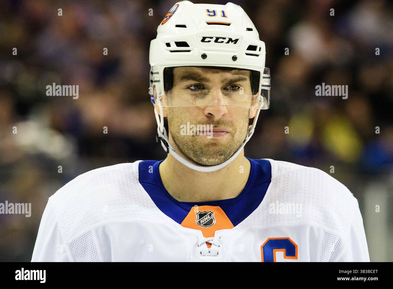 12. Januar 2018: New York Islanders Center John Tavares (91) beobachtet das Spiel zwischen den New York Rangers und den New York Islanders im Madison Square Garden in Manhattan. Obligatorischer Kredit: Kostas Lymperopoulos/CSM (Kredit-Bild: &Copy; Kostas Lymperopoulos/CSM via ZUMA Wire) Stockfoto