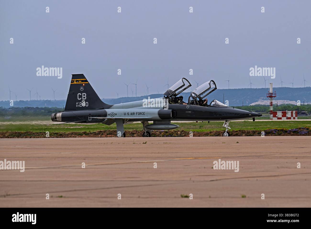 Wings Over West Texas 4-18-2025 Dyess AFB, TX USA USAF Northrop T-38C 64-13280 Abfahrt von der Wings Over West Texas Air Show in Dyess AFB Stockfoto