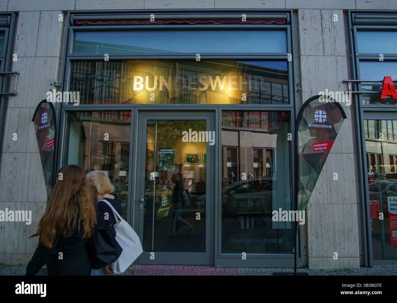 Außerhalb des Karrierecenters der Bundeswehr in Berlin-Mitte, wo Wehrdienst und Berufsberatung angeboten werden. Stockfoto