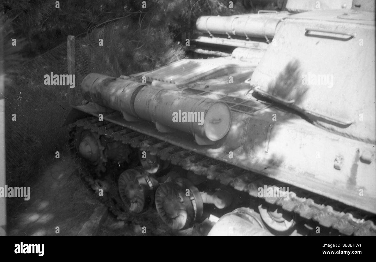 Sowjetischer Panzer im Freilichtmuseum. Denkmal der sowjetischen Technologie der Kriegsjahre. Stockfoto