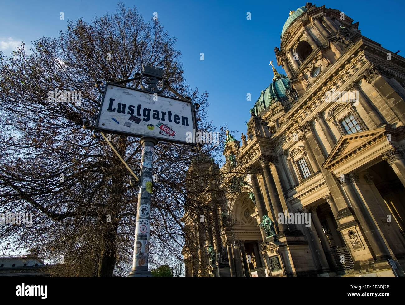 Lustgarten-Schild vor dem Berliner Dom, einem ikonischen historischen Gebäude im zentralen Viertel und einer der wichtigsten Touristenattraktionen der Stadt Stockfoto