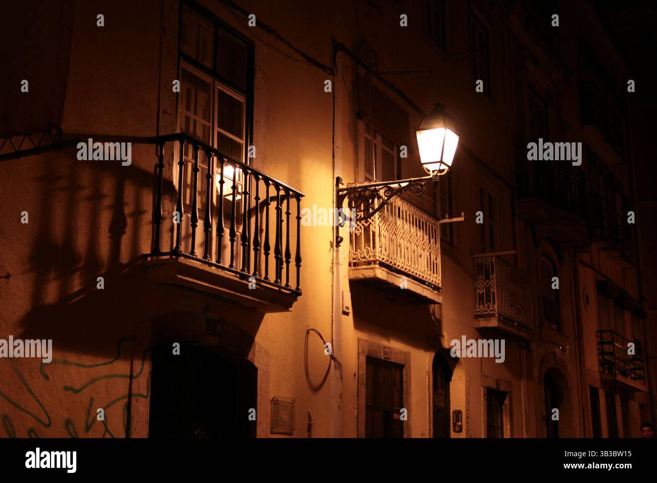 Die Häuser in Lissabon leuchten im Nachmittagslicht Stockfoto Die Häuser in Lissabon leuchten im Nachmittagslicht Stockfoto