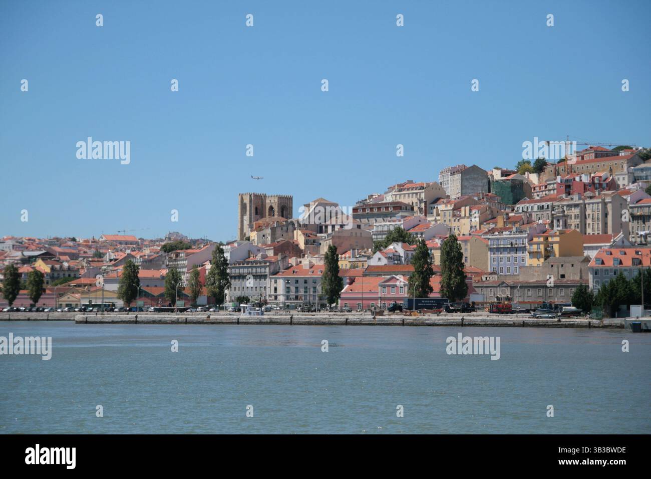 Blick auf Lissabon auf das Dach mit traditionellen Fassaden Stockfoto Blick auf Lissabon auf das Dach mit traditionellen Fassaden Stockfoto