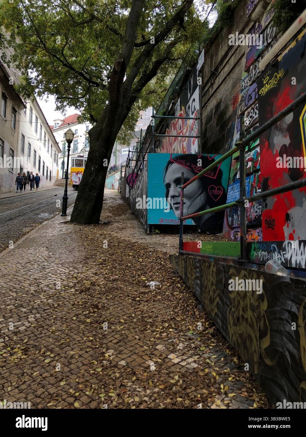 Häuser in der Altstadt von Lissabon mit roten Dächern und bemalten Fassaden Stockfoto Häuser in der Altstadt von Lissabon mit roten Dächern und bemalten Fassaden Stockfoto