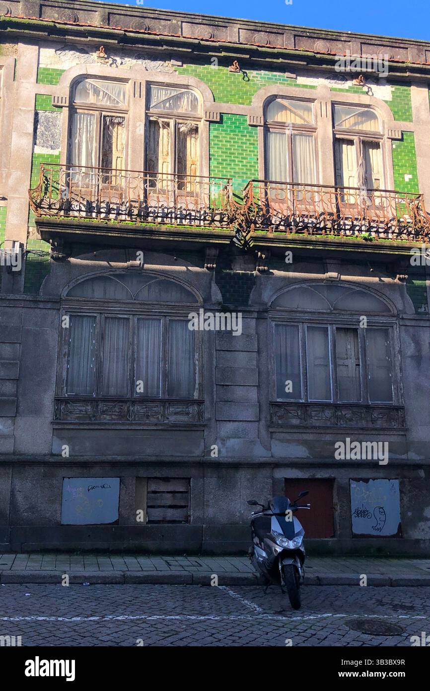 Blick auf die farbenfrohe Architektur der Stadt Lissabon von der Dachterrasse Stockfoto Blick auf die farbenfrohe Architektur der Stadt Lissabon von der Dachterrasse Stockfoto