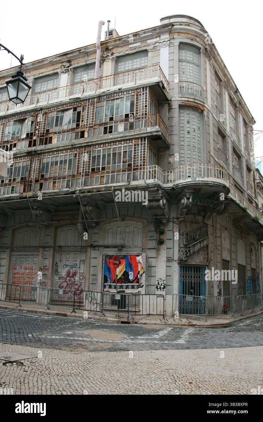 Farbenfrohe Häuser in Lissabon an einem hellen Sommertag Stockfoto Farbenfrohe Häuser in Lissabon an einem hellen Sommertag Stockfoto