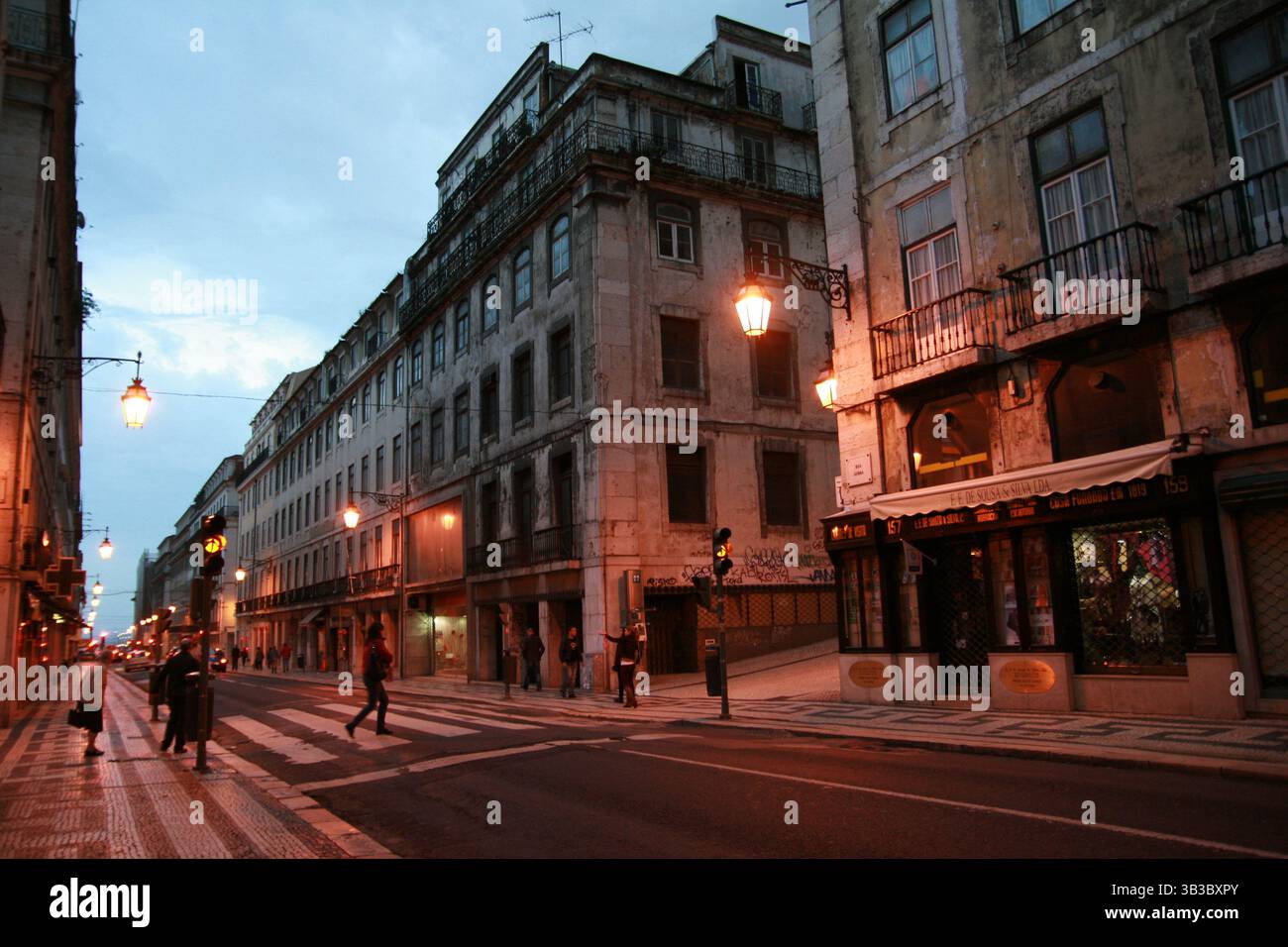 Malerische Stadtgebäude mit roten Ziegeldächern in Lissabon Stockfoto Malerische Stadtgebäude mit roten Ziegeldächern in Lissabon Stockfoto