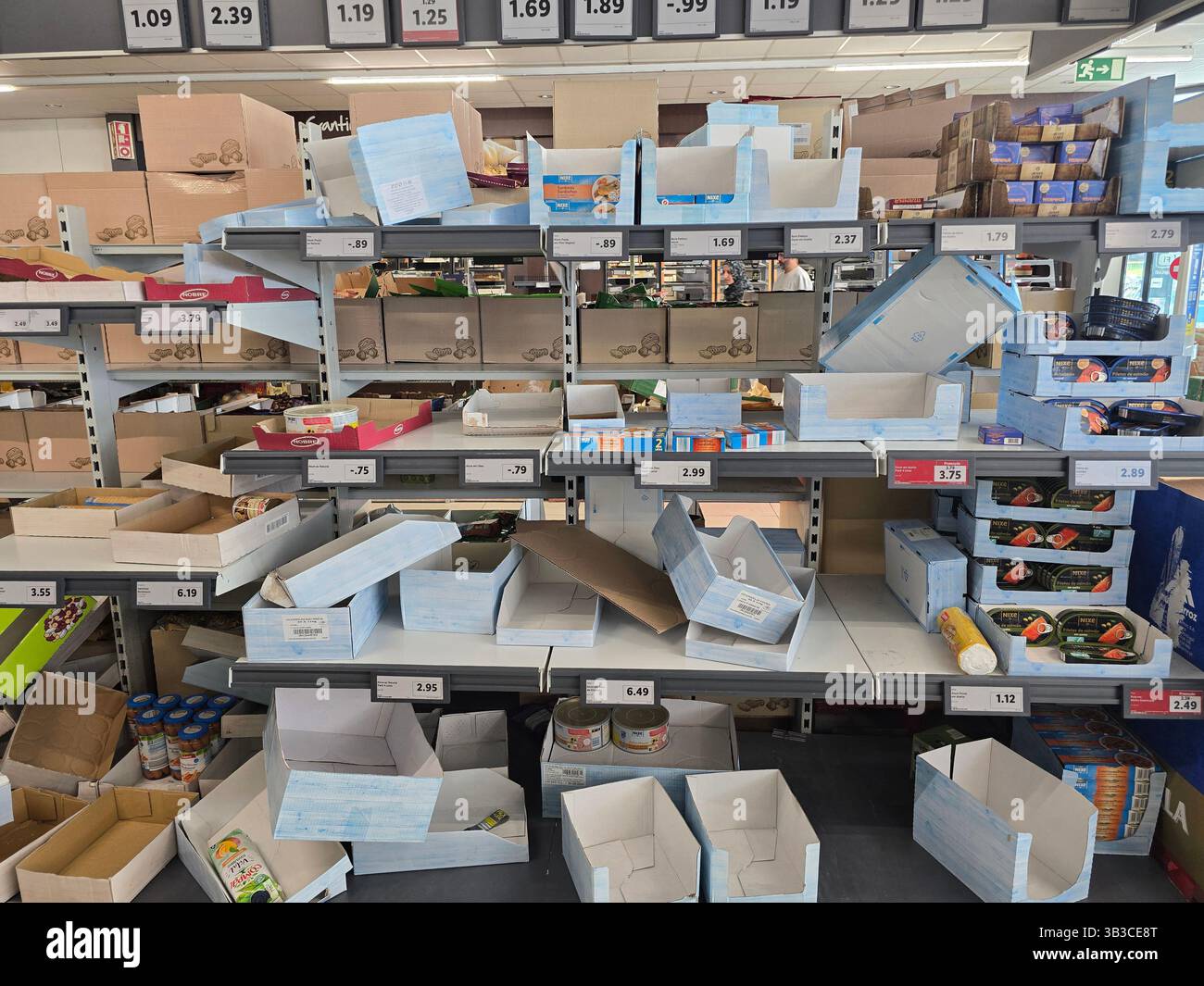 Lissabon, Portugal. April 2025. Supermarkt mit leeren Dosen während des großen Stromausfalls und der Kommunikationsnetze, die Portugal und Spanien betreffen, was viele Menschen dazu veranlasste, Vorräte wie Konserven, Brot und Wasser zu kaufen. Quelle: Pandora/Alamy Live News Stockfoto