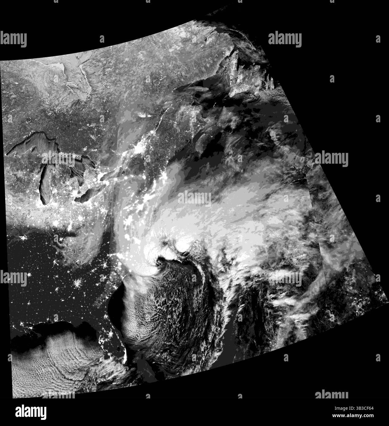 5. Januar 2018 - Ostküste, USA - Millionen von Menschen an der Ostküste der Vereinigten Staaten sahen sich Schnee und Eis, böigen Winden, Stromausfällen, Reiseverzögerungen, Schulschließungen, und die Überschwemmung als sich schnell verschärfende Nor'easter pflügte in der ersten Woche des Jahres 2018 nordwärts. Der sich schnell bewegende Sturm traf am 3. Januar den Südosten und brachte zum ersten Mal seit drei Jahrzehnten Schnee nach Tallahassee, Florida, und brachte Zehntausende von Menschen in Georgia und Florida aus der Macht. Sie stärkte sich über dem Ozean und vernichtete die Küstengebiete von South Carolina, North Carolina, Virginia, Delaware Stockfoto