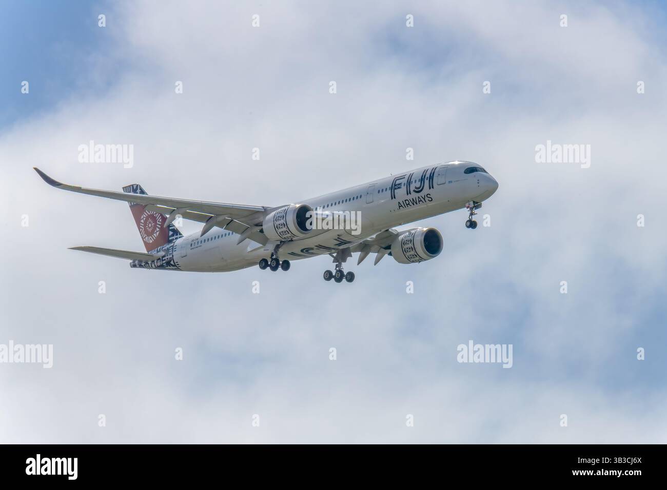 DQ-FAI - Airbus A350-941 - Fiji Airways Flugzeug am blauen Himmel mit Wolken über Sydney, NSW, Australien. Aufgenommen am 30. März 2025. Stockfoto