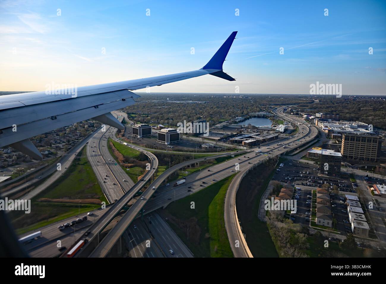 Wenn ein Flugzeug am O'Hare Airport in Chicago landet, blickt man aus dem Fenster auf ein Autobahnband. Stockfoto