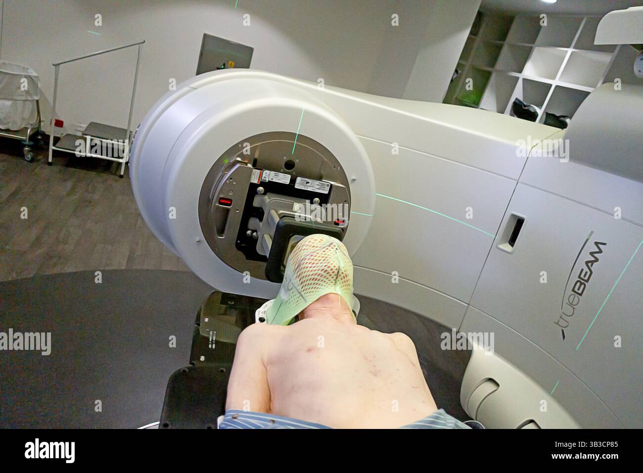 Männlicher Krebspatient bereit für die Behandlung mit einem TrueBeam Strahlentherapiegerät. Stockfoto