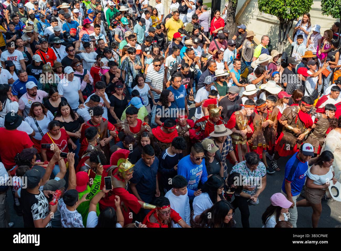 Nachstellung der Passion Christi in Iztapalapa, Mexiko-Stadt, während des Heiligen Osterfreitags. Diese Tradition geht auf das Jahr 1843 zurück und umfasst über 5.000 lokale Freiwillige und viele treue Amateurdarsteller, die eine Prozession auf den Straßen veranstalten Stockfoto