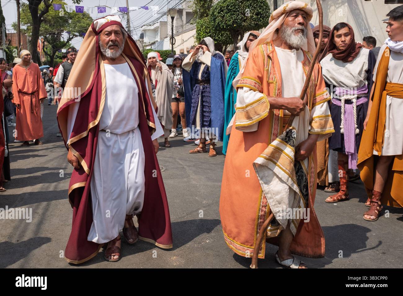 Nachstellung der Passion Christi in Iztapalapa, Mexiko-Stadt, während des Heiligen Osterfreitags. Diese Tradition geht auf das Jahr 1843 zurück und umfasst über 5.000 lokale Freiwillige und viele treue Amateurdarsteller, die eine Prozession auf den Straßen veranstalten Stockfoto