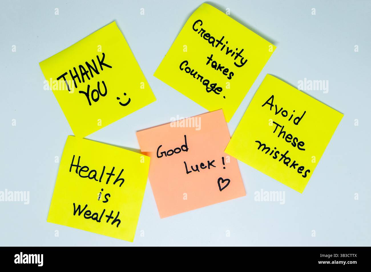 Positive Affirmationen. Sätze in verschiedenen Farben Blätter für Notizen auf grünem Hintergrund. Motivationskonzept mit handgeschriebenem Text. Stockfoto