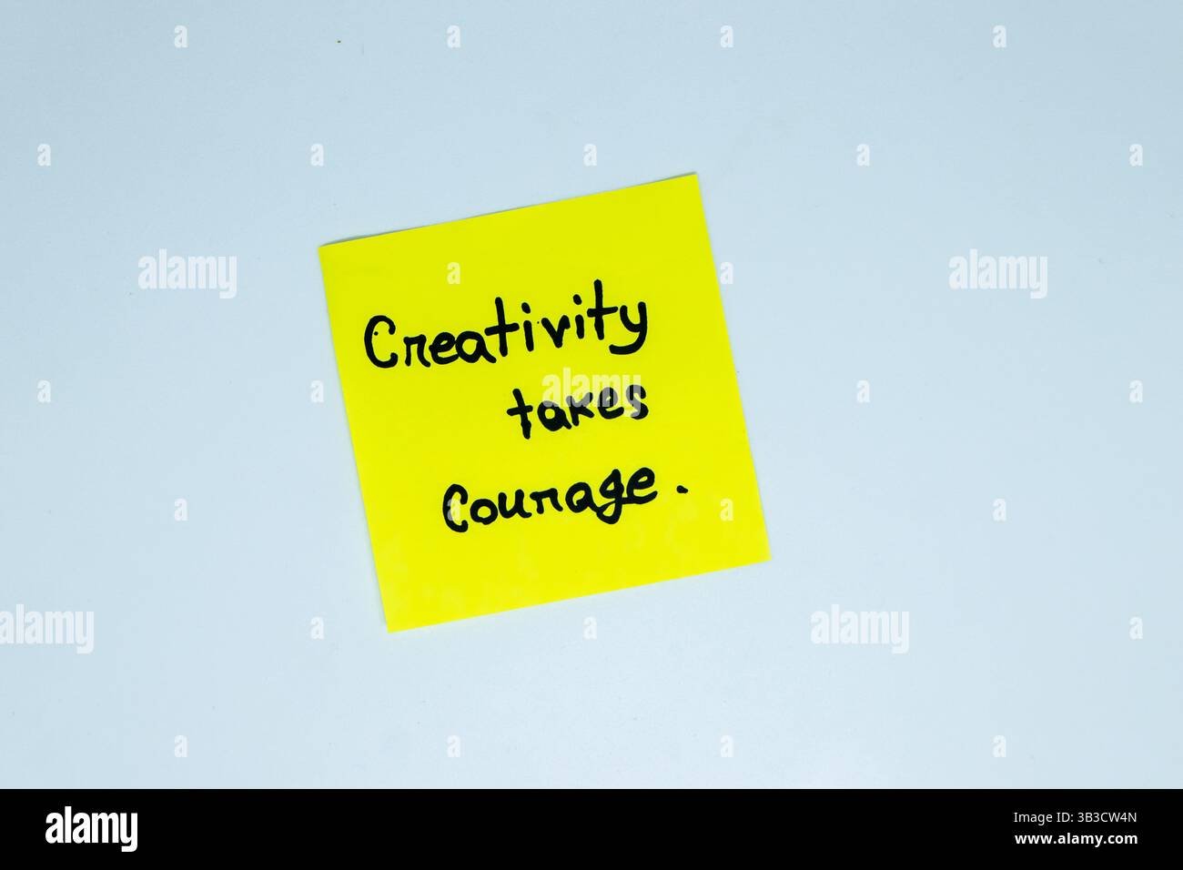 Motivationswörter für die persönliche Entwicklung, Motivationswort, inspirierende Handschrift auf Haftnotizen Stockfoto