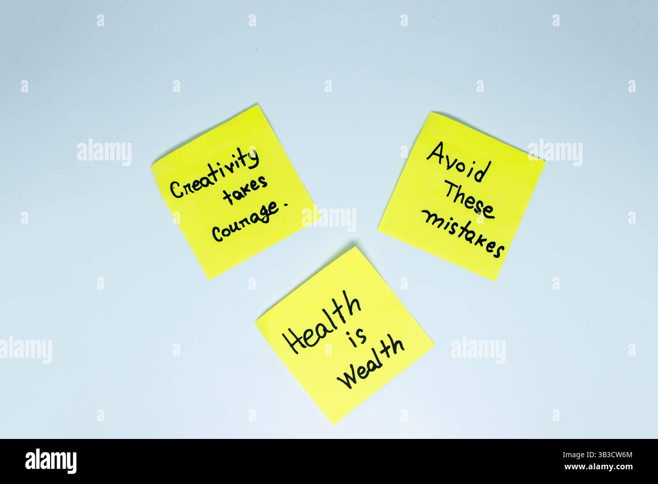 Motivationswörter für die persönliche Entwicklung, Motivationswort, inspirierende Handschrift auf Haftnotizen Stockfoto