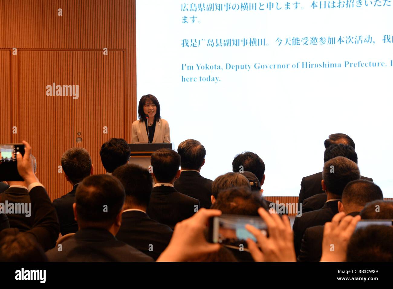 (250429) -- OSAKA, 29. April 2025 (Xinhua) -- Vize-Gouverneur der Präfektur Hiroshima, Mika Yokota, spricht an der Eröffnungszeremonie der Sichuan-Woche im China Pavillon während der Expo 2025 Osaka in Osaka, Japan, am 28. April 2025. Der Sichuan Week of China Pavillon begann am Montag während der Expo 2025 Osaka mit mehr als 150 Gästen, die an der Eröffnungszeremonie teilnahmen. Die Sichuan-Woche unter dem Motto „die herrliche Bashu-Kultur, gemeinsam für Eine bessere Zukunft“ bietet Veranstaltungen wie Ausstellungen, kulturelle Darbietungen und Investitionsförderaktionen in Osaka und Sichuan. Bei der Eröffnungszeremonie eine Reihe von Perfor Stockfoto