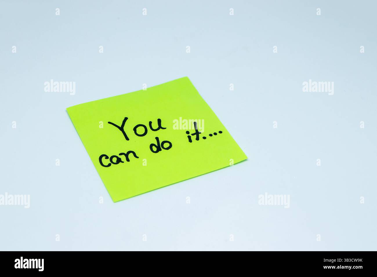 Motivierende Worte für die persönliche Entwicklung, das können Sie tun, inspirierende Handschrift auf Haftnotizen Stockfoto