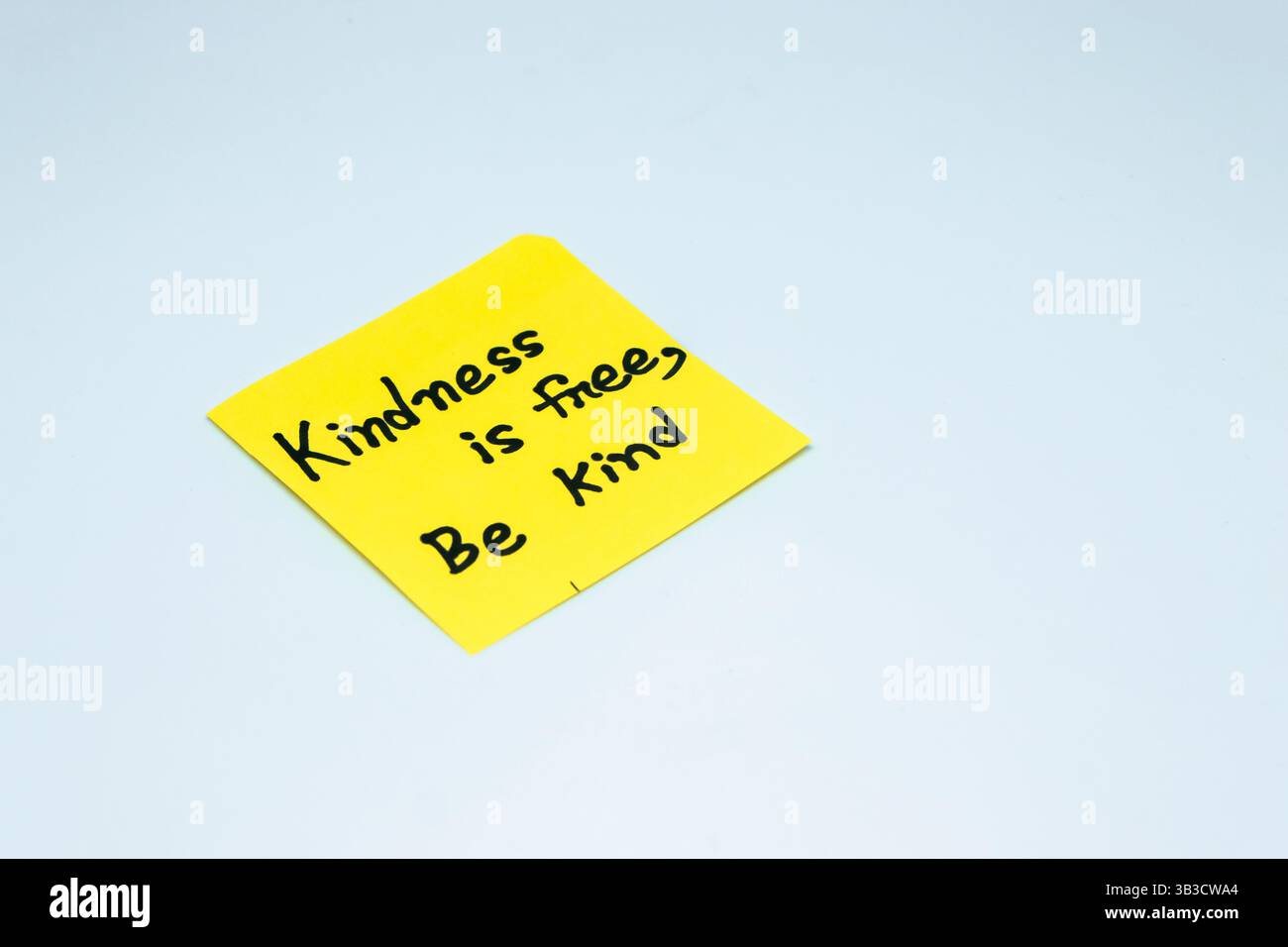 Motivierende Worte zur persönlichen Entwicklung über Freundlichkeit, inspirierende Handschrift auf Haftnotizen Stockfoto