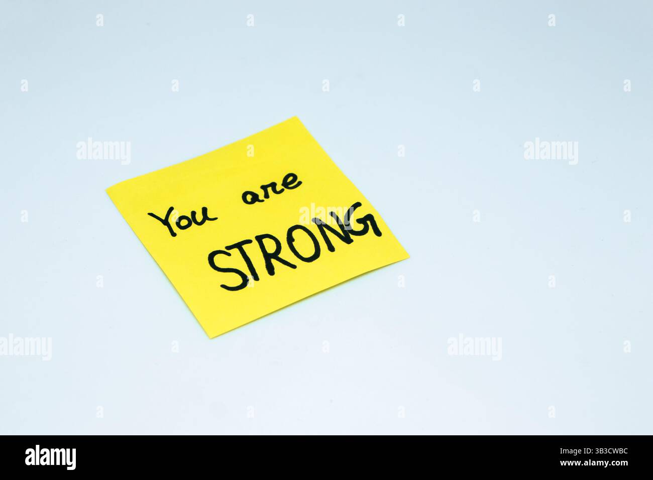 Motivierende Worte für die persönliche Entwicklung, Sie sind stark, inspirierende Handschrift auf Haftnotizen Stockfoto