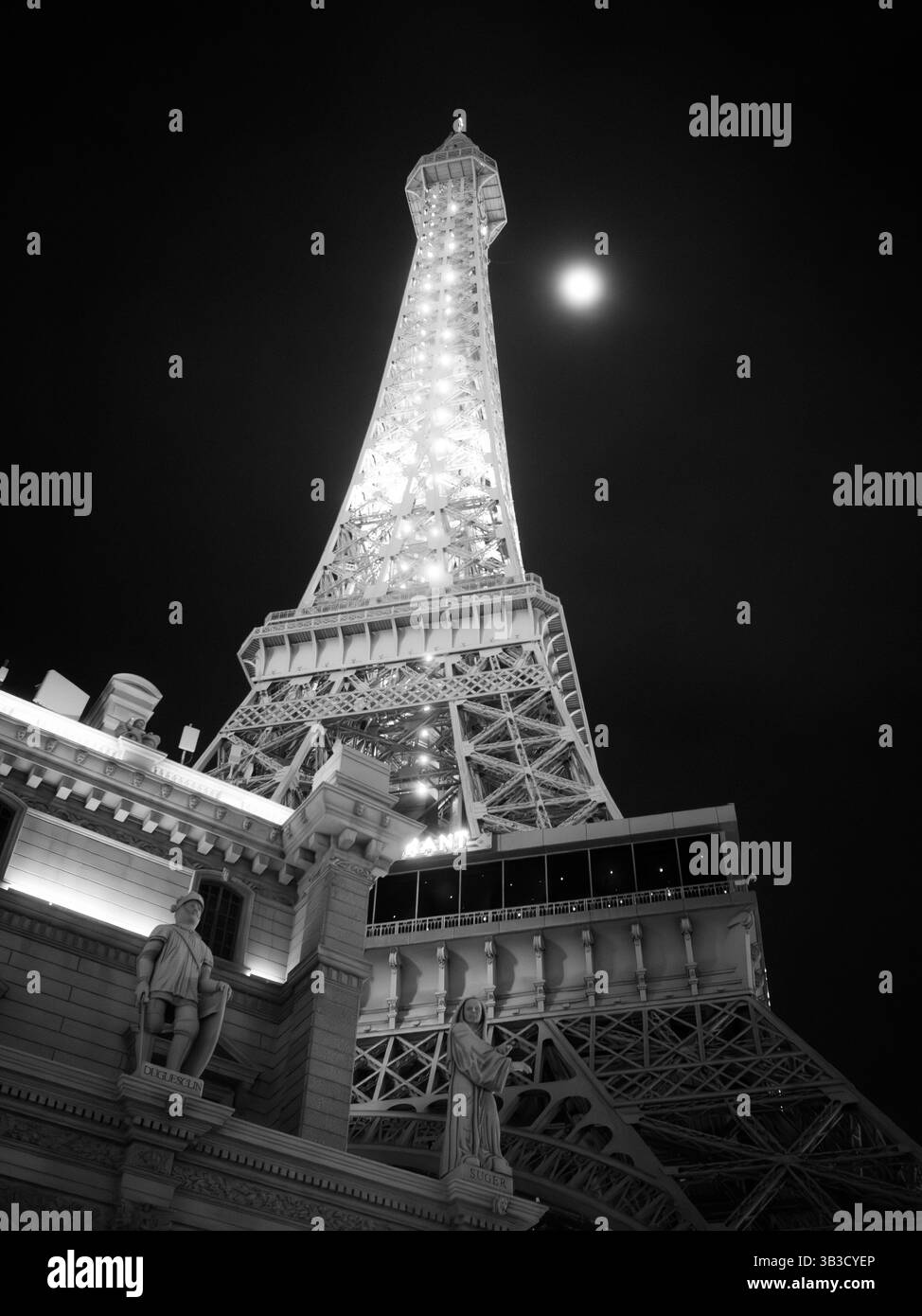 Paris Hotel Eiffelturm neben Vollmond - schwarz-weiß Stockfoto