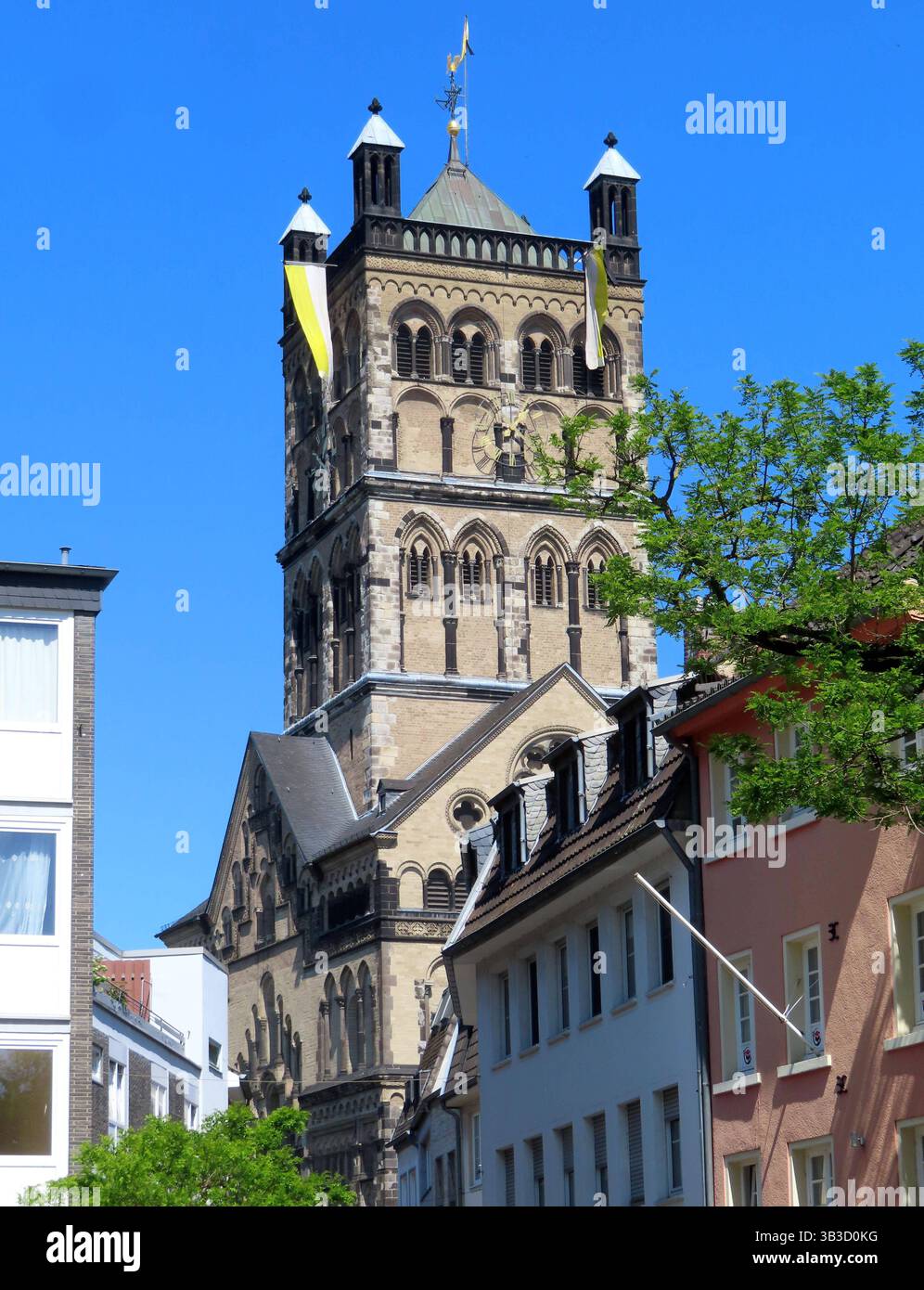...Das Wahrzeichen der Stadt Neuss...das Quirinus Münster mit dem Schutzpatron der Stadt - dem St. Quirinus... Neuss Glockenturm St. Quirinus Münster und Altstadt Neuss *** Wahrzeichen der Stadt Neuss Quirinus Münster mit dem Schutzpatron der Stadt St. Quirinus Neuss Glockenturm St. Quirinus Münster und Altstadt Neuss Stockfoto