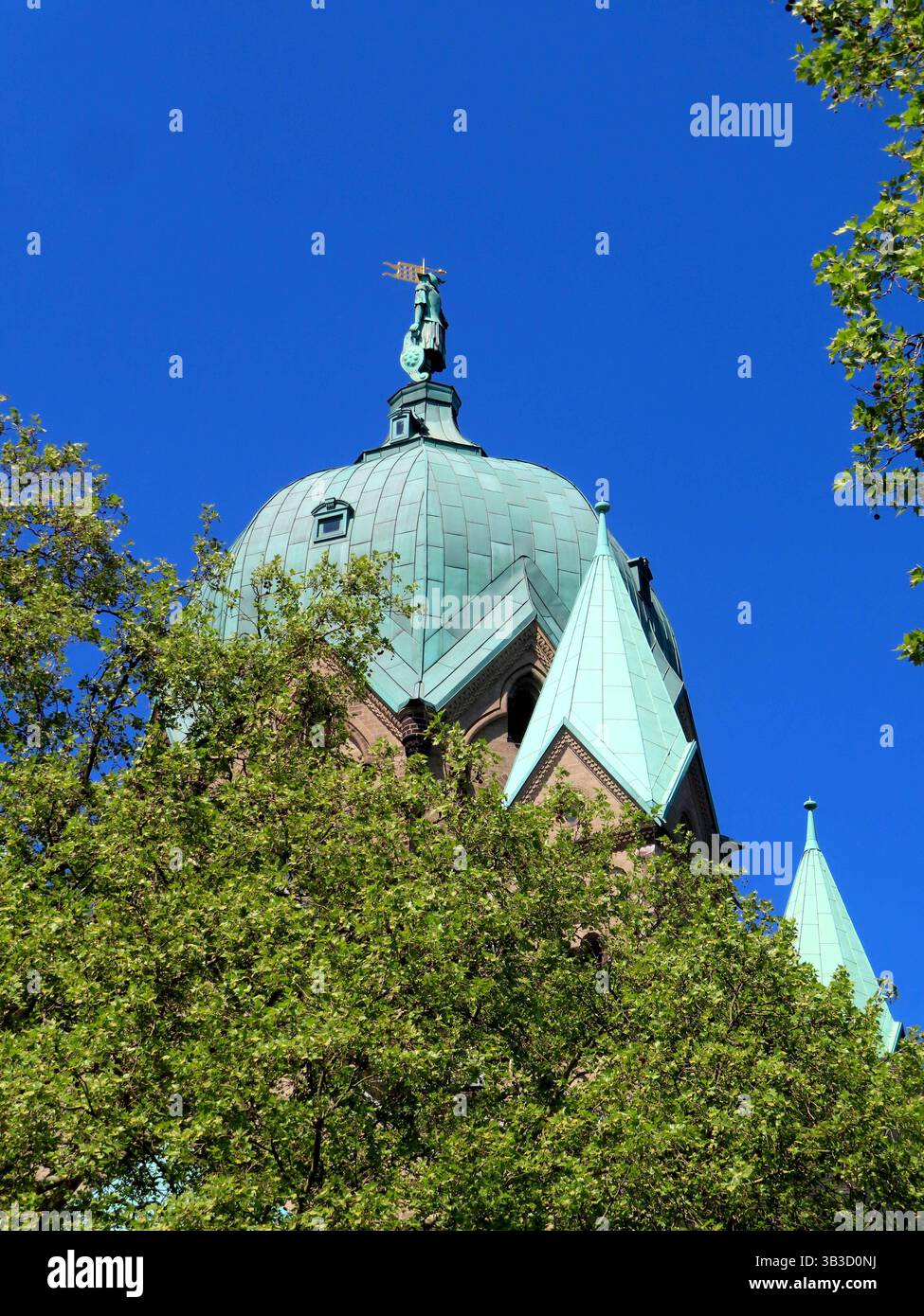 ...Immer ein ergreifender und wohltuender Anblick - die Kuppel ueber dem Chor mit dem Schutzpatron der Stadt St. Quirinus zu sehen... Neuss Kuppel mit Schutzpatron St. Quirinus auf Münster *** immer ein berührender und angenehmer Anblick, um die Kuppel über dem Chor mit dem Schutzpatron der Stadt, St. Quirinus Neuss Dome mit Schutzpatron St. Quirinus auf Münster zu sehen Stockfoto