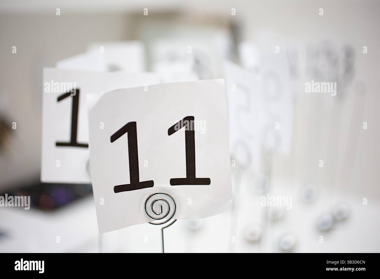 Ein Blick auf einen Restaurantnummernhalter auf einem Tisch, Nummer 11. Stockfoto