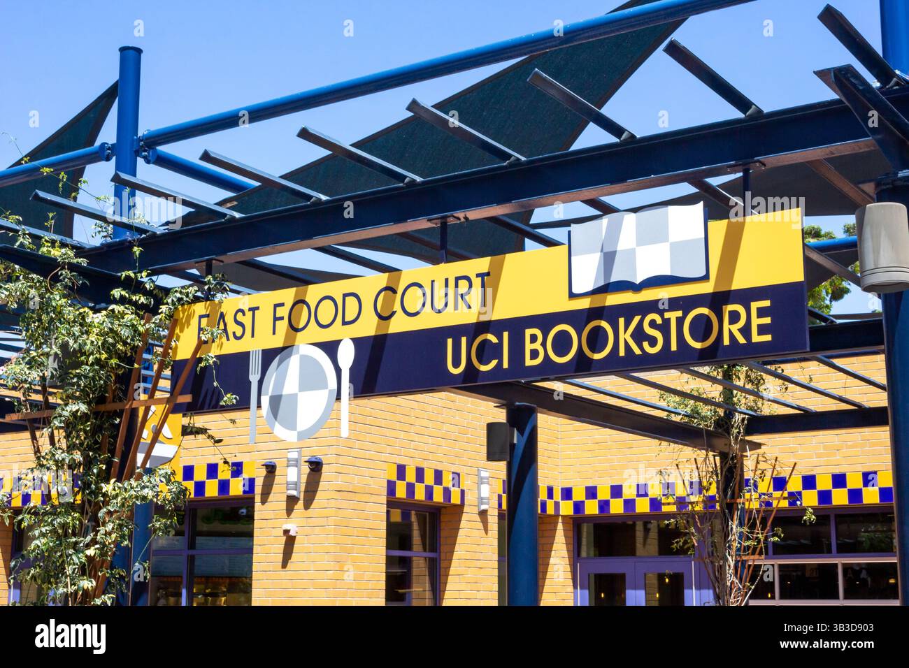 Irvine, Kalifornien, USA - 08.09.2019: Blick auf ein Schild für das East Food Court und den Buchladen auf dem UCI Campus. Stockfoto