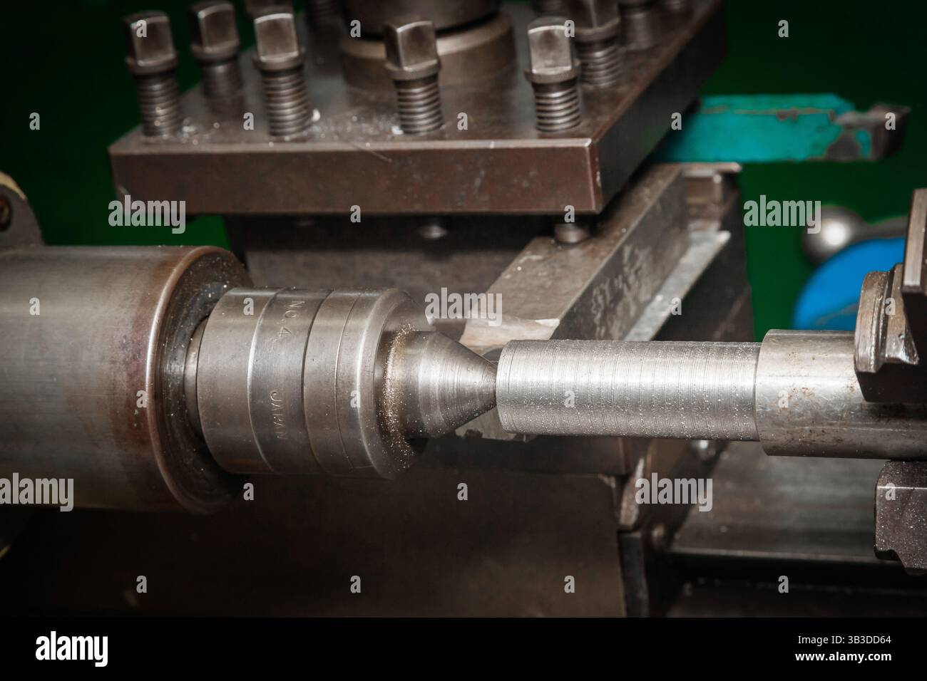 Drehen Sie in einer Werkstatt mit einem gespannten Stahlwerkstück zum Drehen. Stockfoto