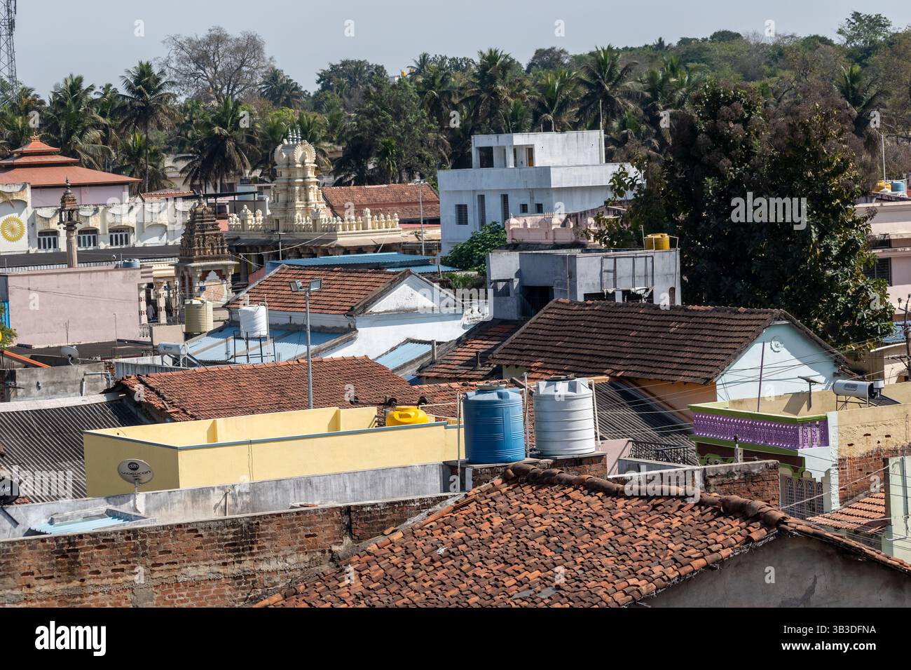 Mit Blick auf die Dächer von Shravanabelagola fängt dieser Blick die einzigartige Mischung aus historischer und moderner Architektur ein Stockfoto